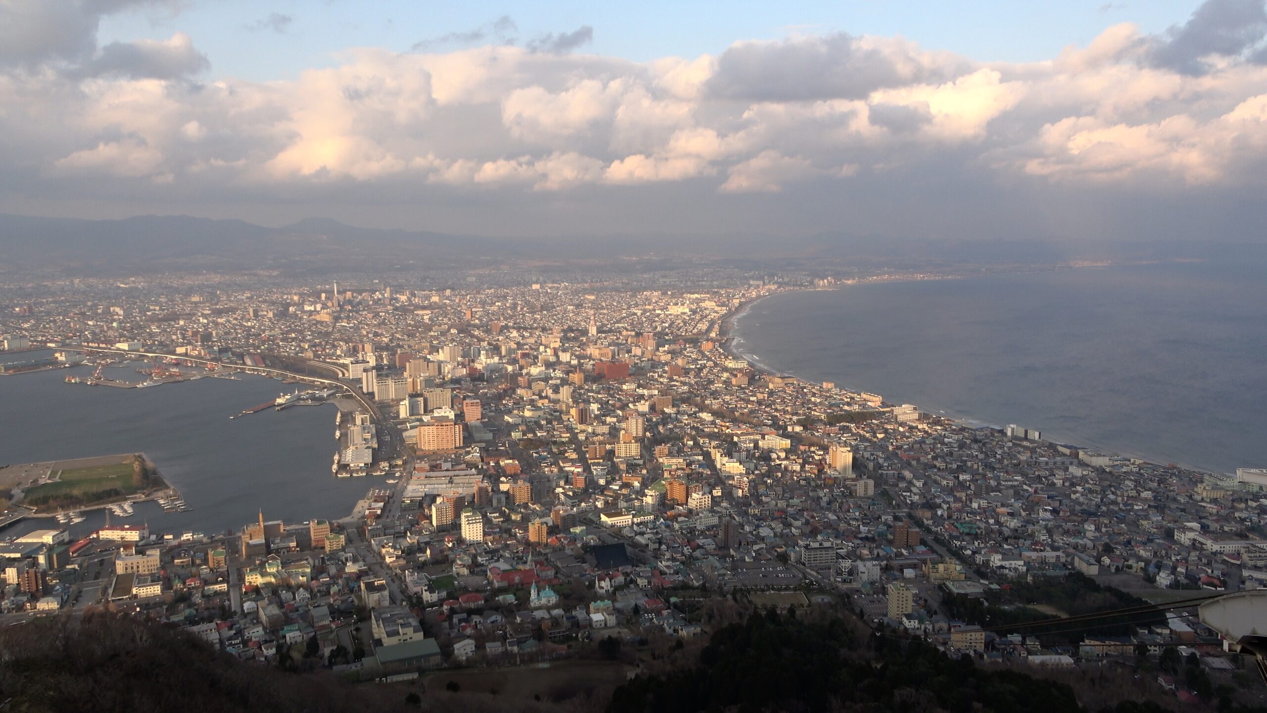 100万ドルの夜景を満喫！2つの景色を楽しむ『函館山ガイド』/山頂で食べる函館山グルメ | メシ旅ほっかいどう