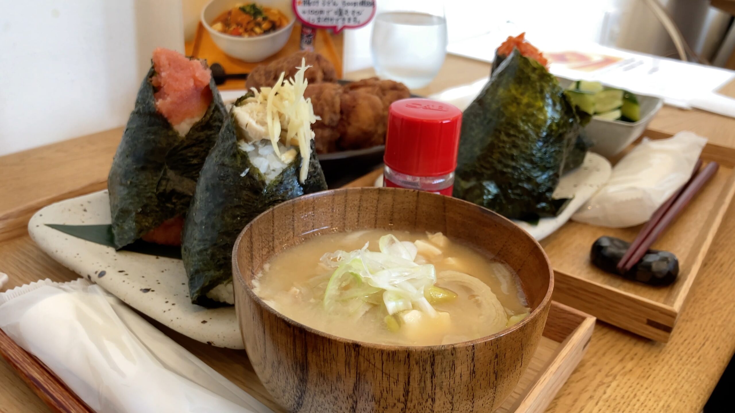 溢れんばかりの具！20種類以上の具沢山おむすびが食べられる『おむすび 
