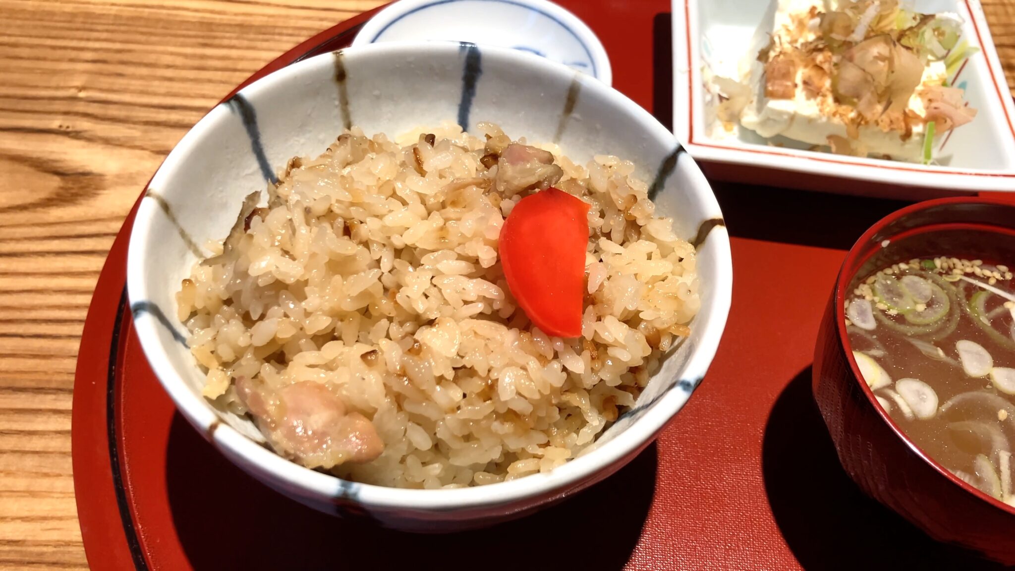 炭鉱町を支えたご当地グルメ！「美唄焼き鳥」「とりめし」が食べられる『やき鳥 たつみ』 | メシ旅ほっかいどう