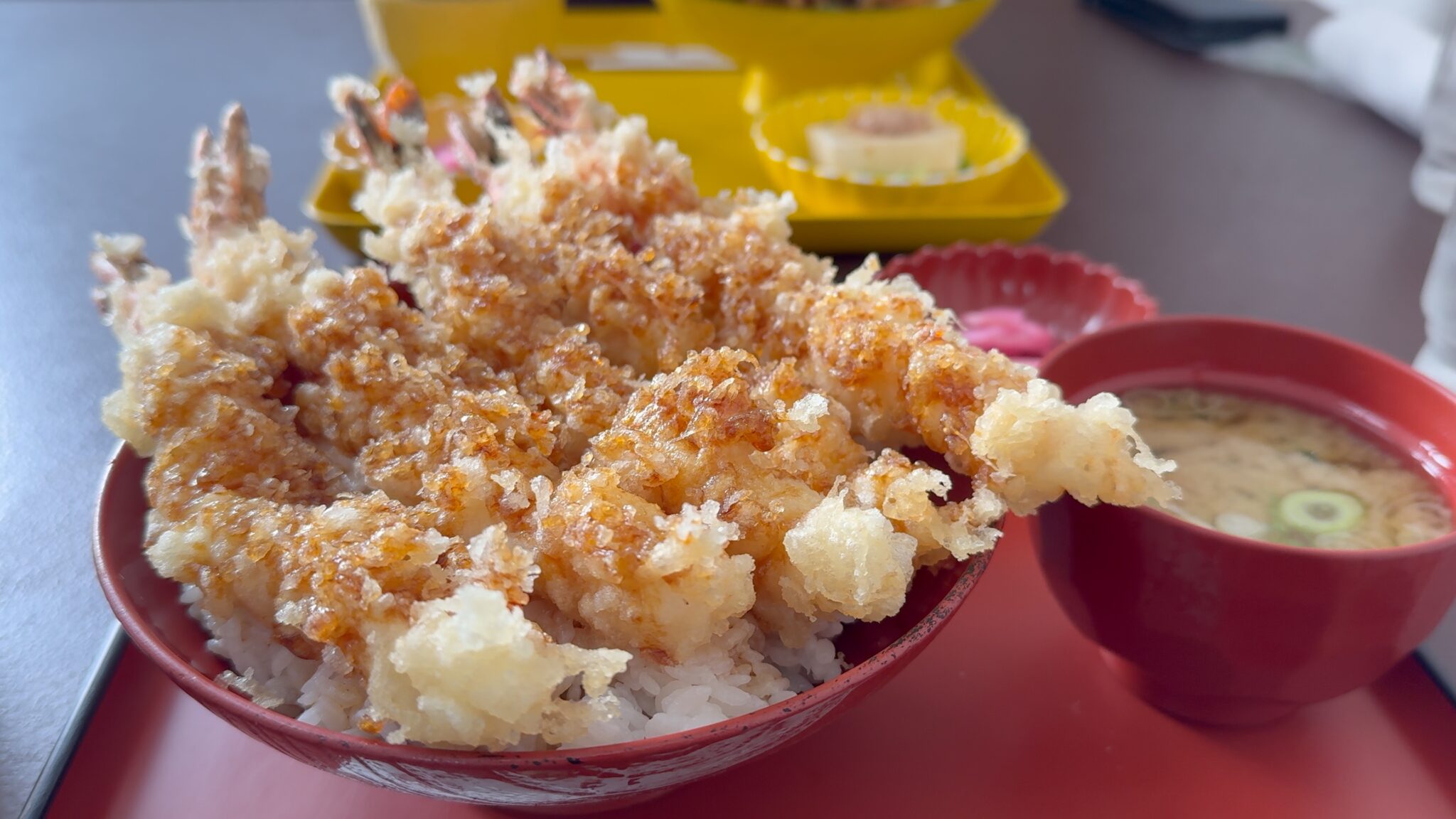 地元の海鮮を使用した名物海鮮丼！泊村にある人気食堂『平安荘』で満足ランチ | メシ旅ほっかいどう